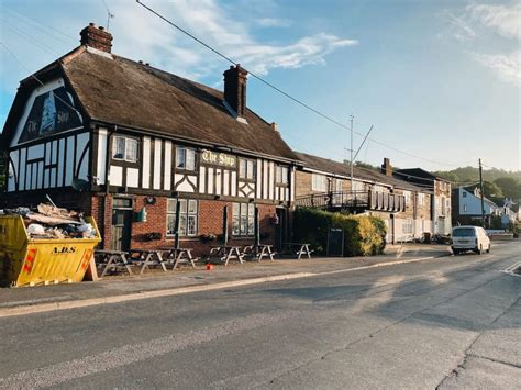 upnor pubs with food.